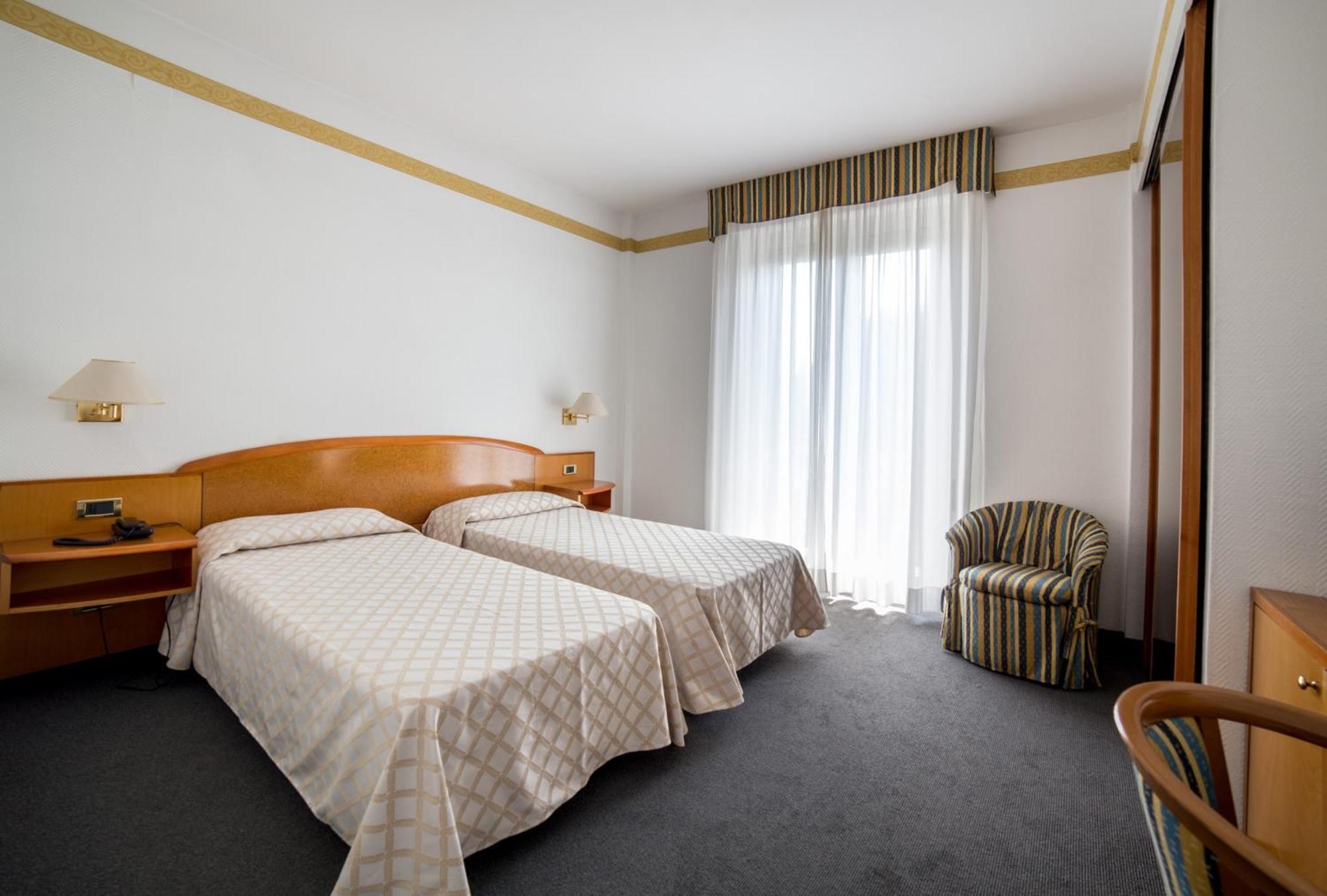 Hotel Augustus Fano Room photo